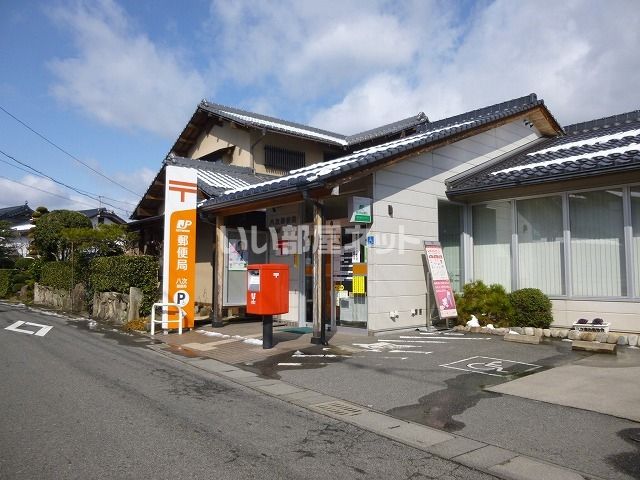 近くの八次郵便局まで900m(徒歩12分)