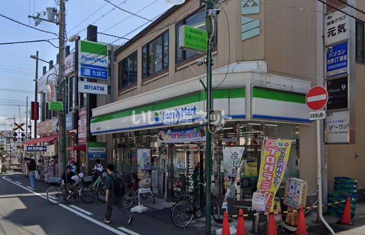 近くのコンビニまで446m（徒歩6分）