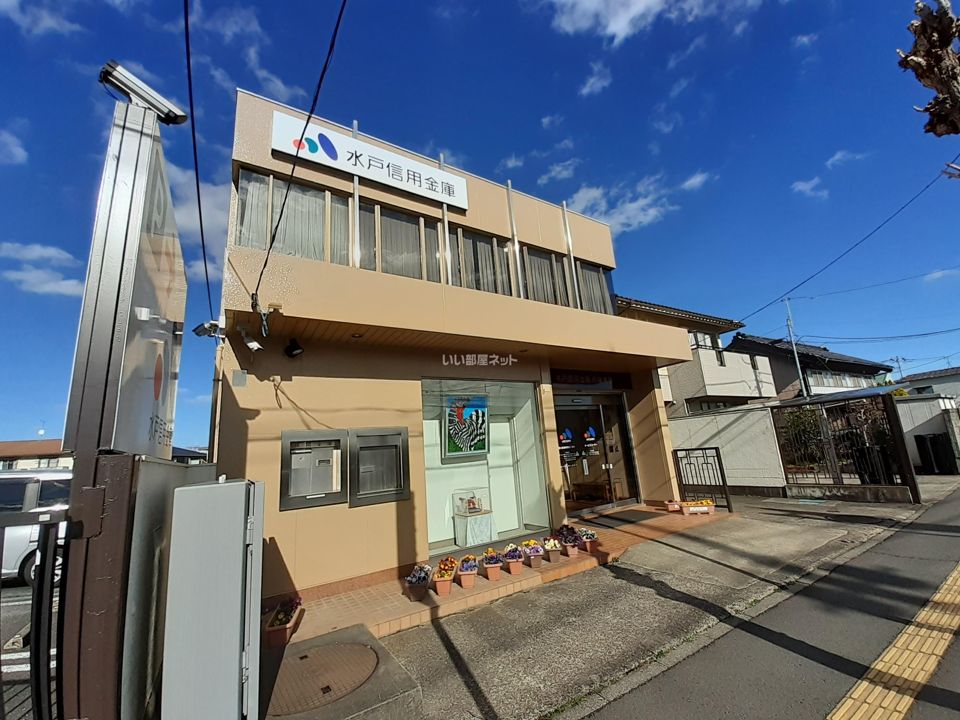 近くの銀行まで725m（徒歩10分）