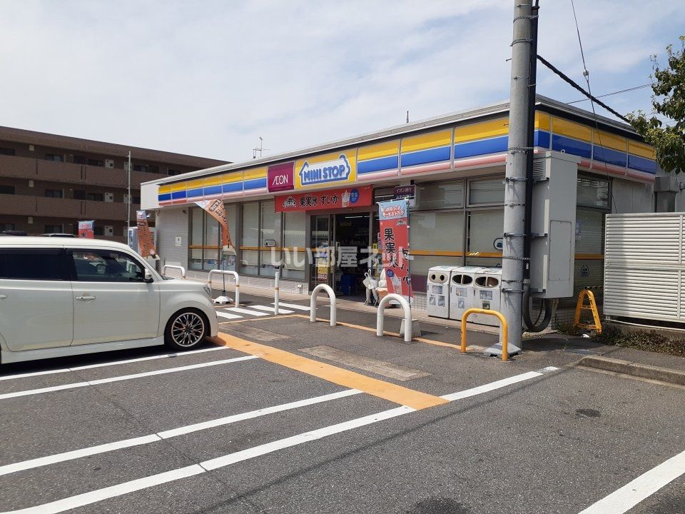 近くのコンビニまで546m（徒歩7分）