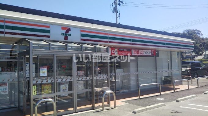 近くのコンビニまで276m（徒歩4分）