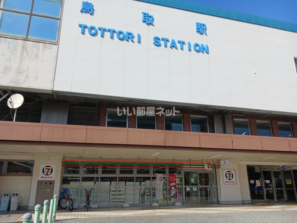 近くのコンビニまで744m（徒歩10分）