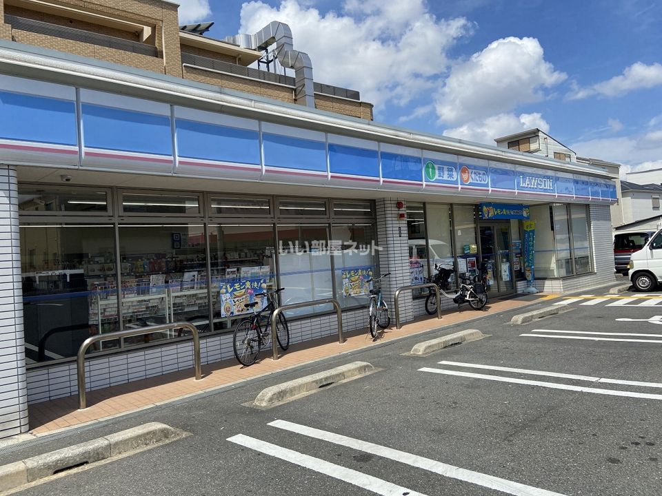 近くのコンビニまで314m（徒歩4分）