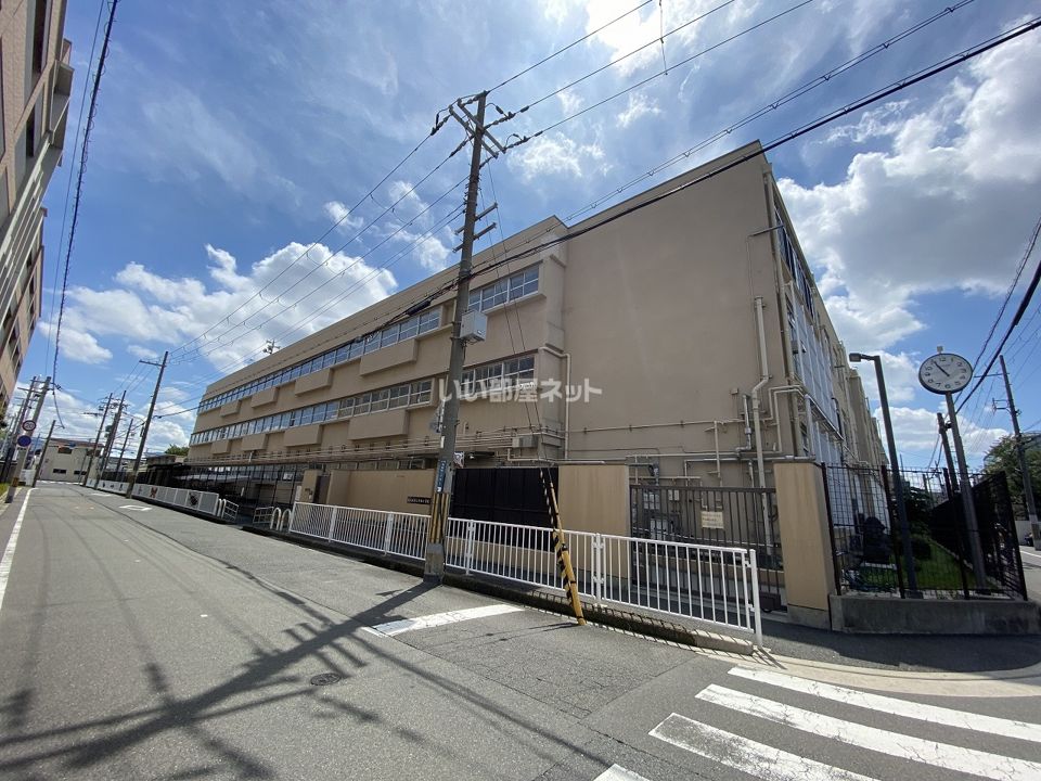 近くの東大阪市立布施小学校まで348m(徒歩5分)