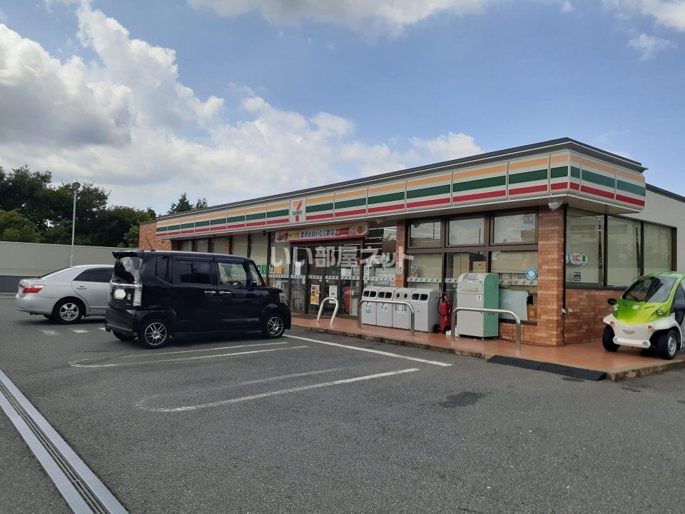 近くのコンビニまで782m（徒歩10分）