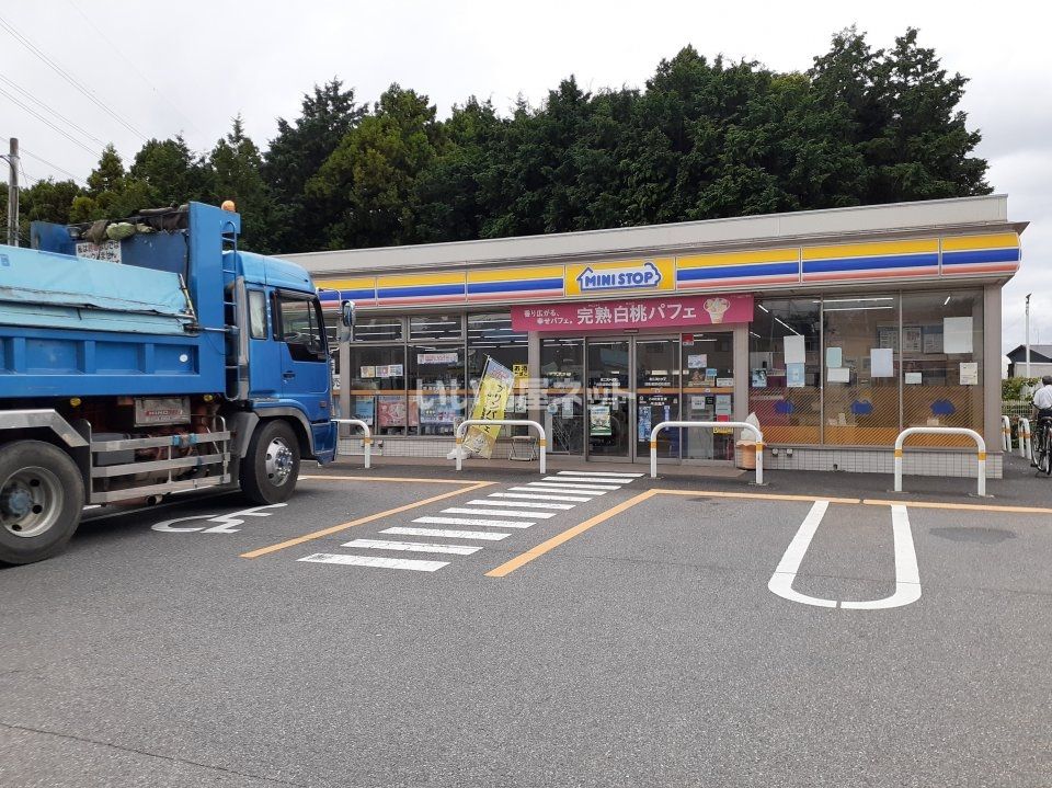 近くのコンビニまで121m（徒歩2分）