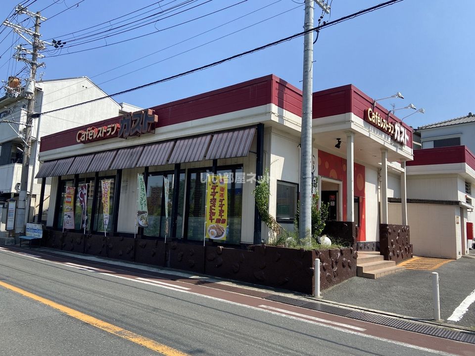 近くに飲食店あり