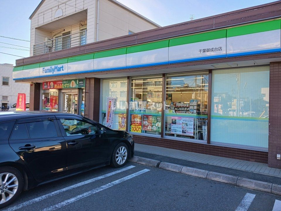 近くのコンビニまで69m（徒歩1分）