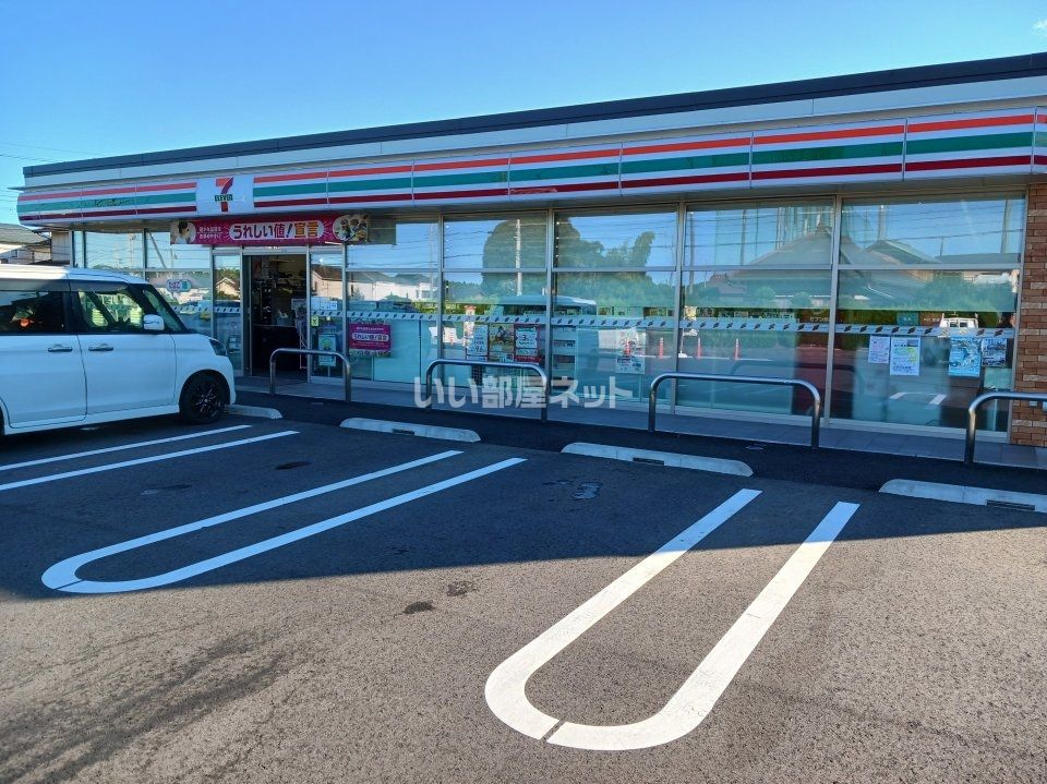 近くのコンビニまで625m（徒歩8分）