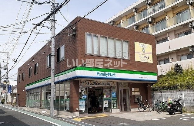 近くのコンビニまで623m（徒歩8分）
