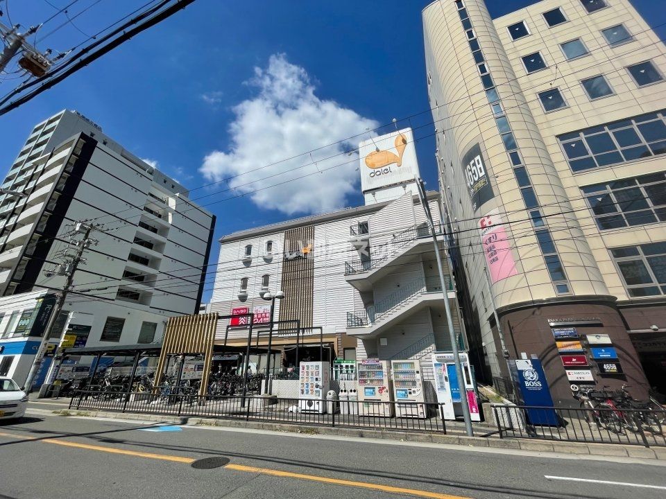 近くのスーパーまで708m（徒歩9分）