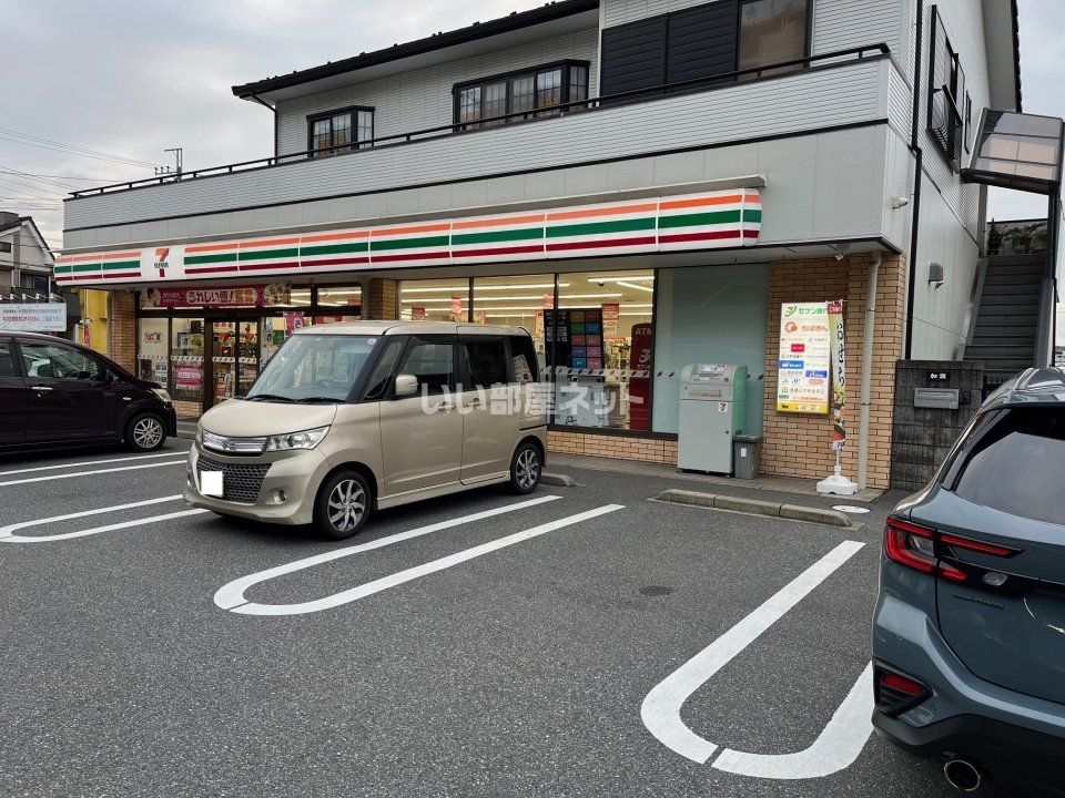 近くのコンビニまで208m（徒歩3分）