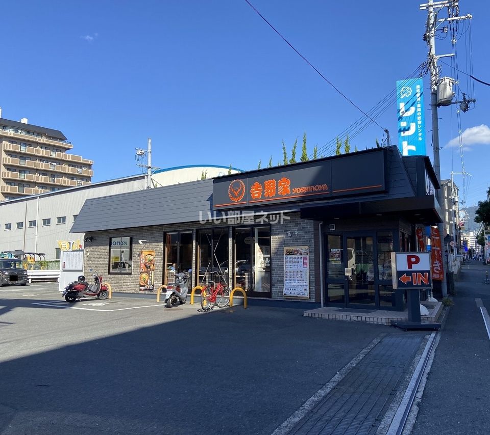 近くに飲食店あり