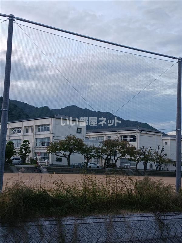 近くのたつの市立龍野東中学校まで2,520m（徒歩32分）