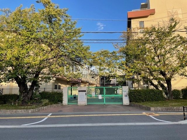 近くに茨木市立三島小学校あり