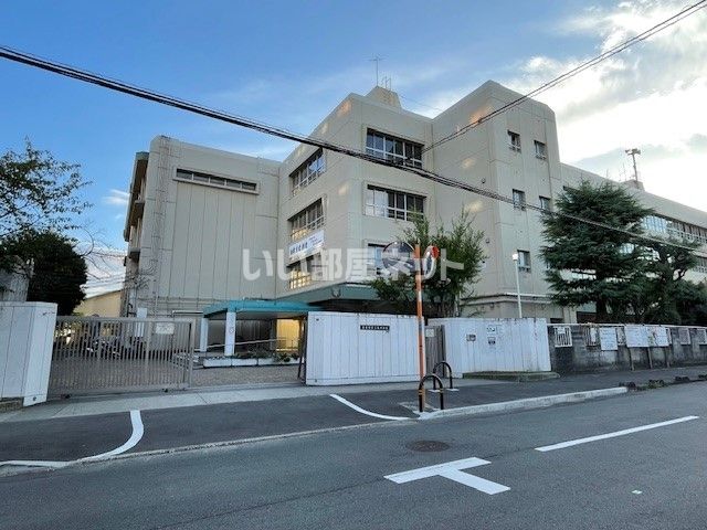 近くに茨木市立三島中学校あり