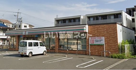 近くのセブンイレブン 高槻安満中の町店まで702m（徒歩9分）
