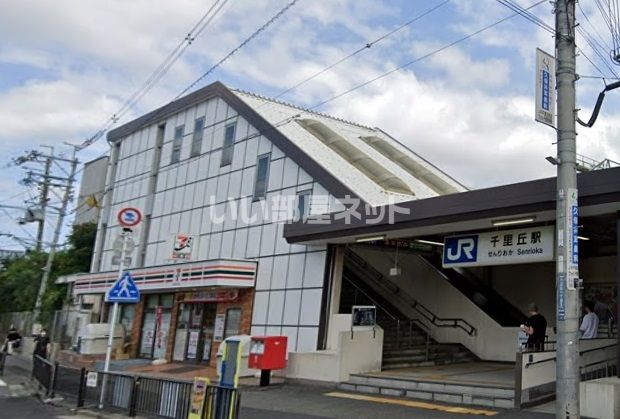 近くのコンビニまで306m（徒歩4分）
