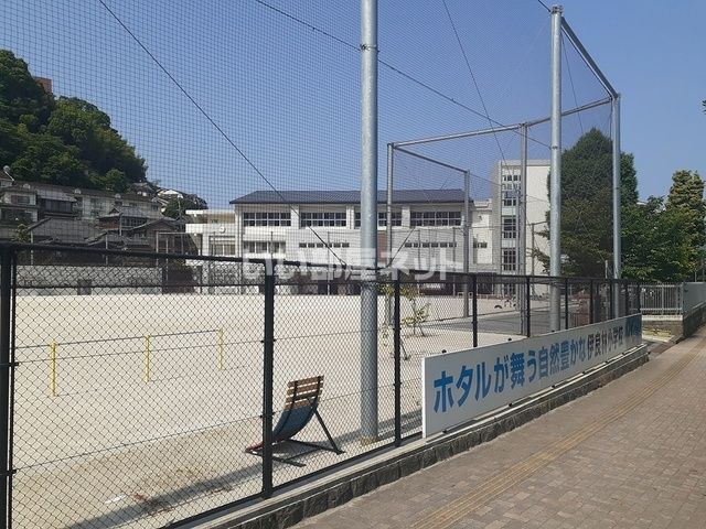 近くの長崎市立伊良林小学校まで200m(徒歩3分)