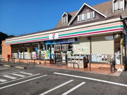 近くのセブンイレブン東広島西高屋店まで827m(徒歩11分)