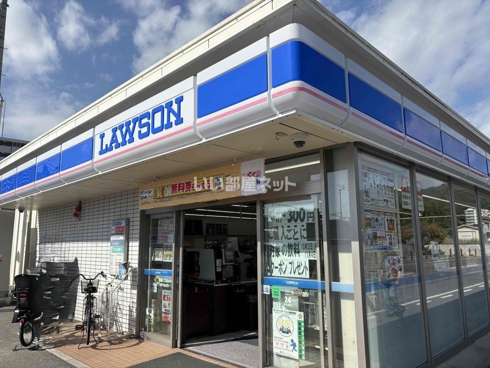 近くのコンビニまで877m（徒歩11分）