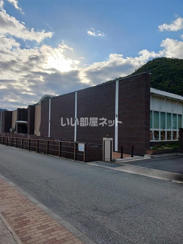 近くのたつの市立新宮図書館まで1,613m（徒歩21分）