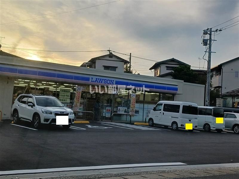 近くのコンビニまで857m（徒歩11分）