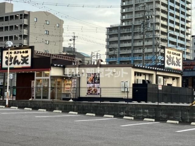近くの飲食店まで837m（徒歩11分）