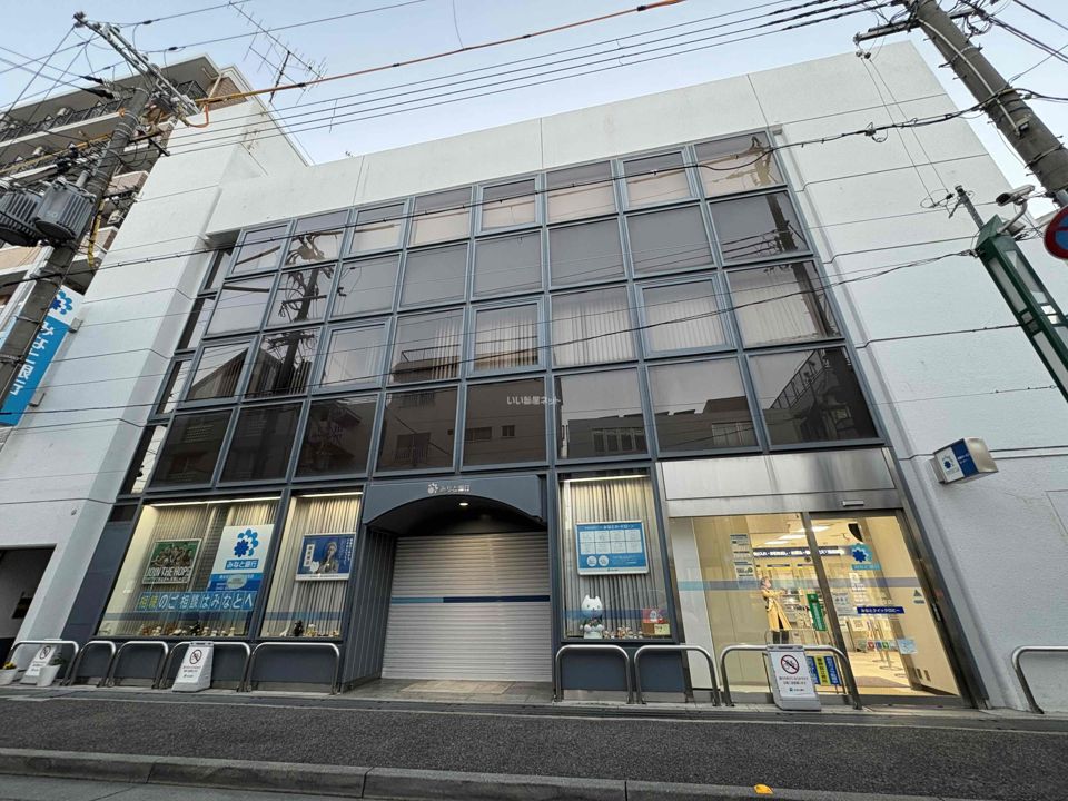 近くの銀行まで141m（徒歩2分）