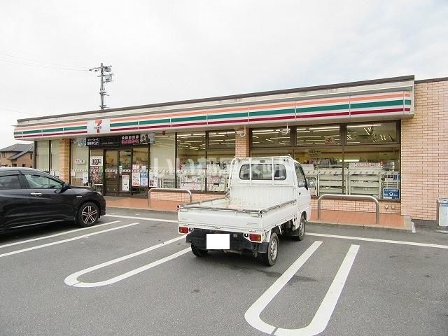 近くのコンビニまで657m（徒歩9分）
