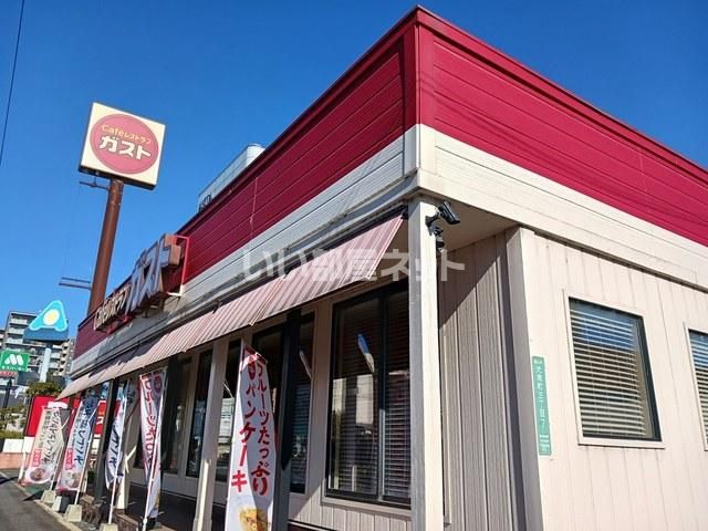 近くの飲食店まで775m（徒歩10分）