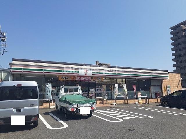 近くのコンビニまで323m（徒歩5分）