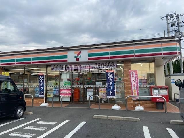 近くのコンビニまで619m（徒歩8分）