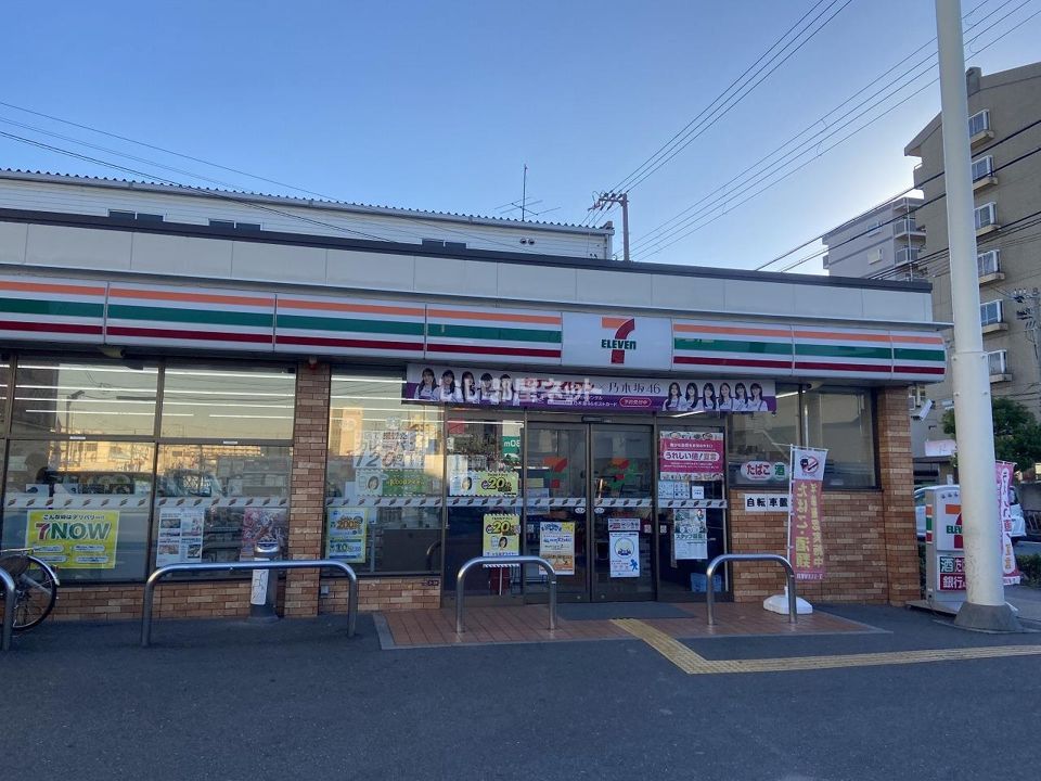 近くのコンビニまで895m（徒歩12分）