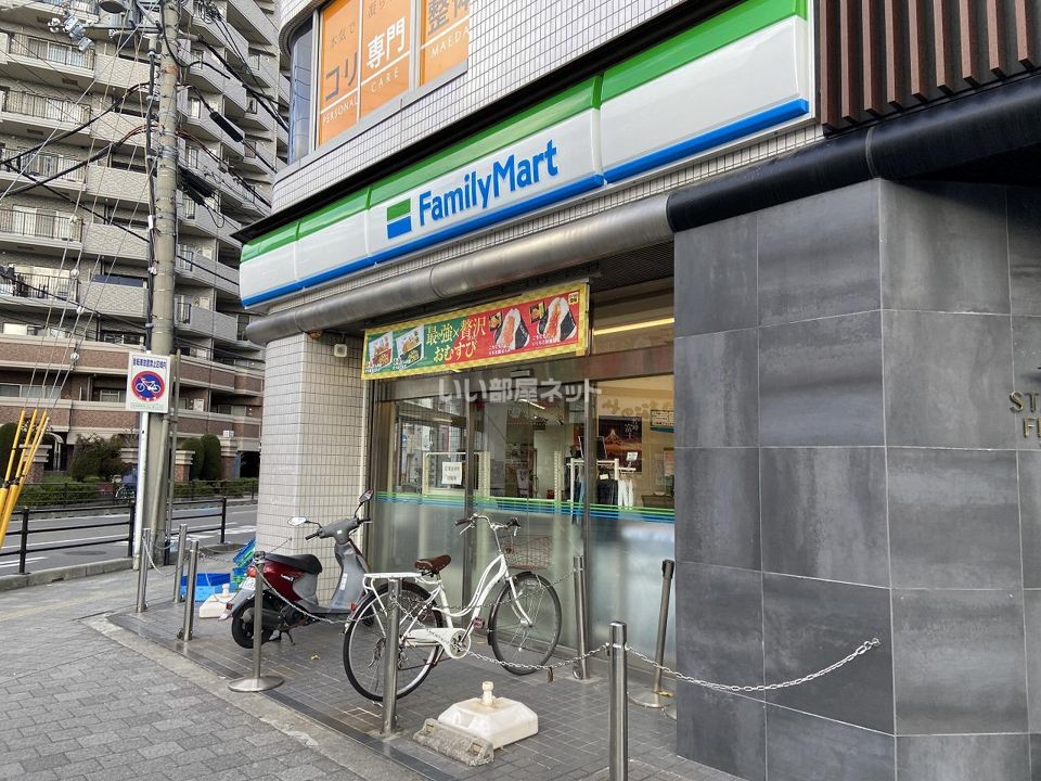 近くのコンビニまで65m（徒歩1分）