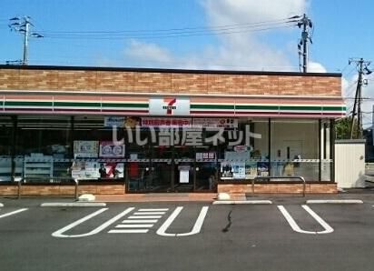 近くのコンビニまで652m（徒歩9分）