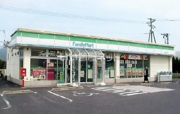 近くのコンビニまで738m（徒歩10分）