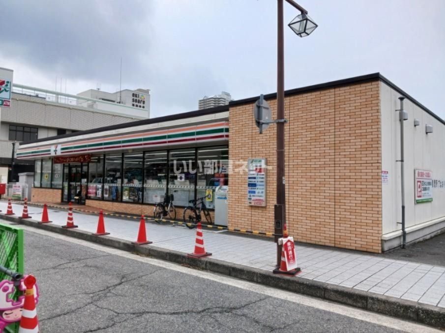 近くのコンビニまで358m（徒歩5分）
