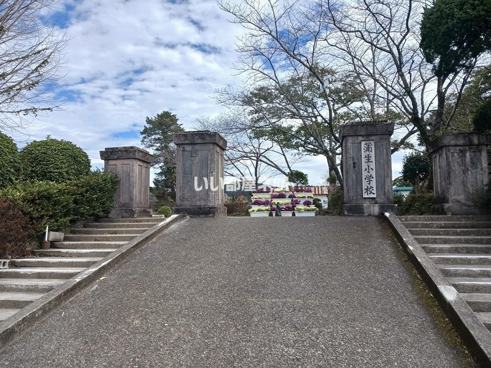 近くの姶良市立蒲生小学校まで1,000m(徒歩13分)