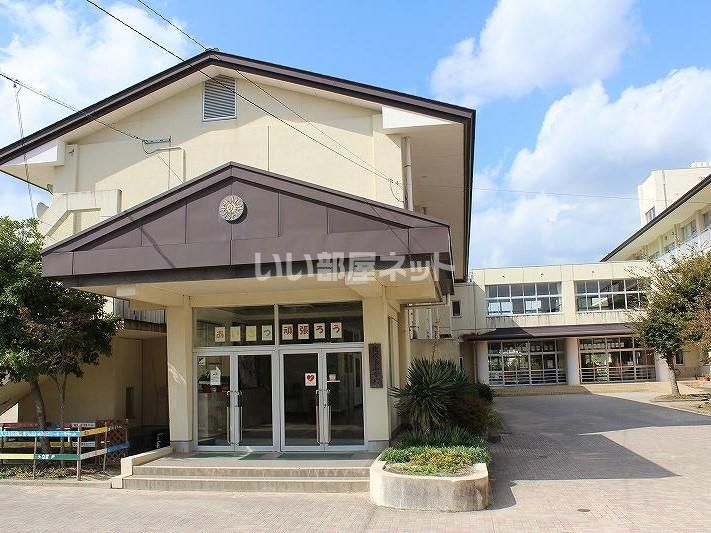 近くの唐津市立北波多小学校まで3,927m（徒歩50分）