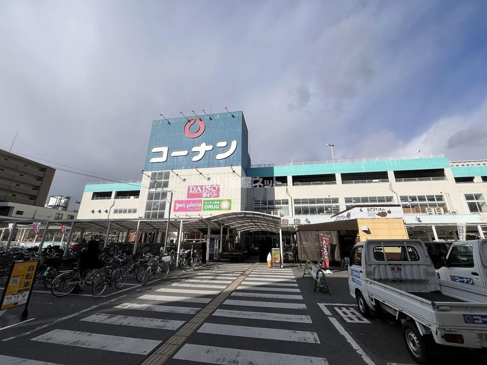 近くのコーナン布施駅前店まで218m（徒歩3分）