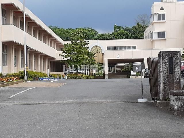 近くの小学校まで2,157m（徒歩27分）
