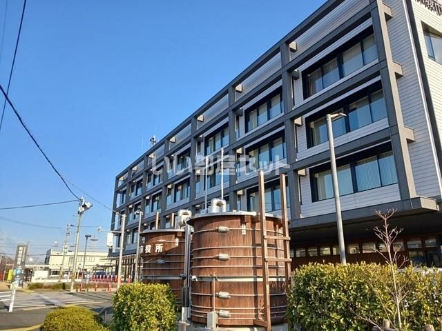 近くの新城市役所まで592m(徒歩8分)