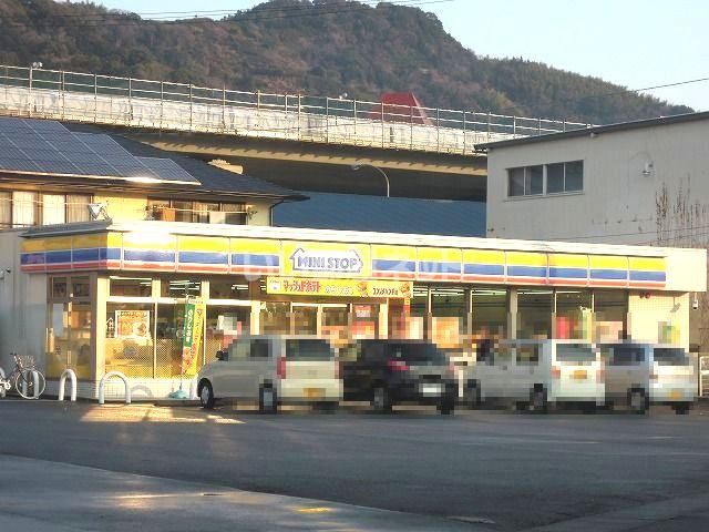 近くのコンビニまで492m（徒歩7分）