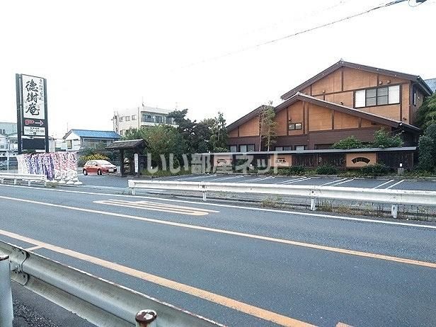 近くの飲食店まで1,517m（徒歩19分）