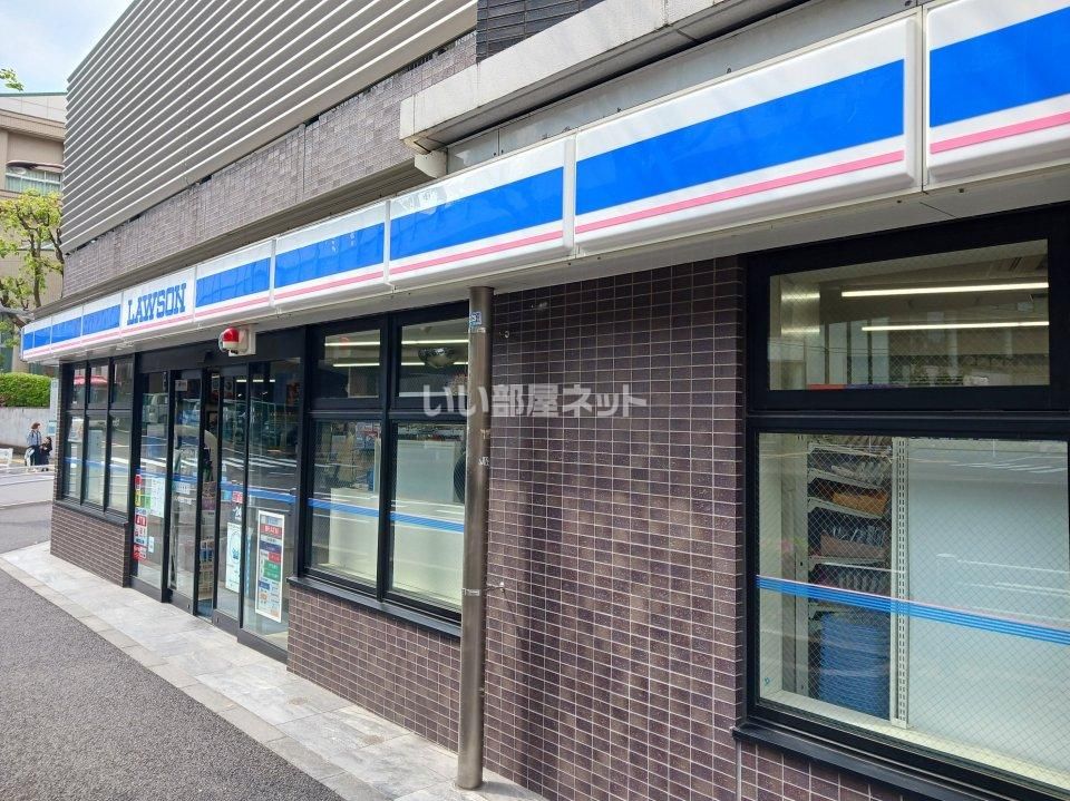 近くのコンビニまで541m（徒歩7分）