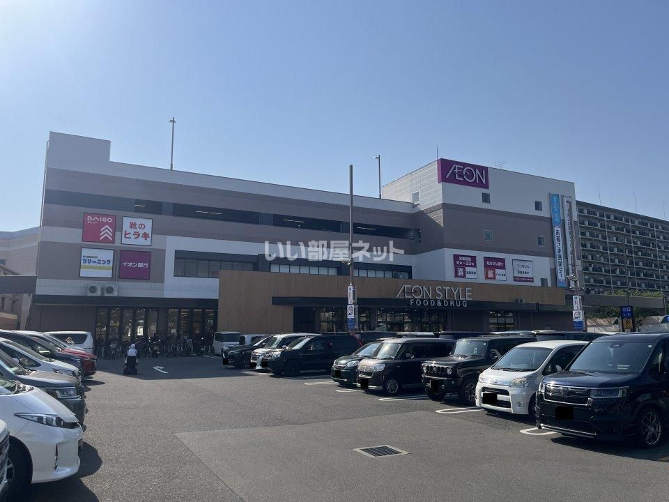 近くのスーパーまで377m（徒歩5分）