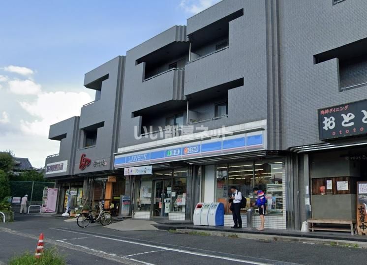 近くのコンビニまで692m（徒歩9分）