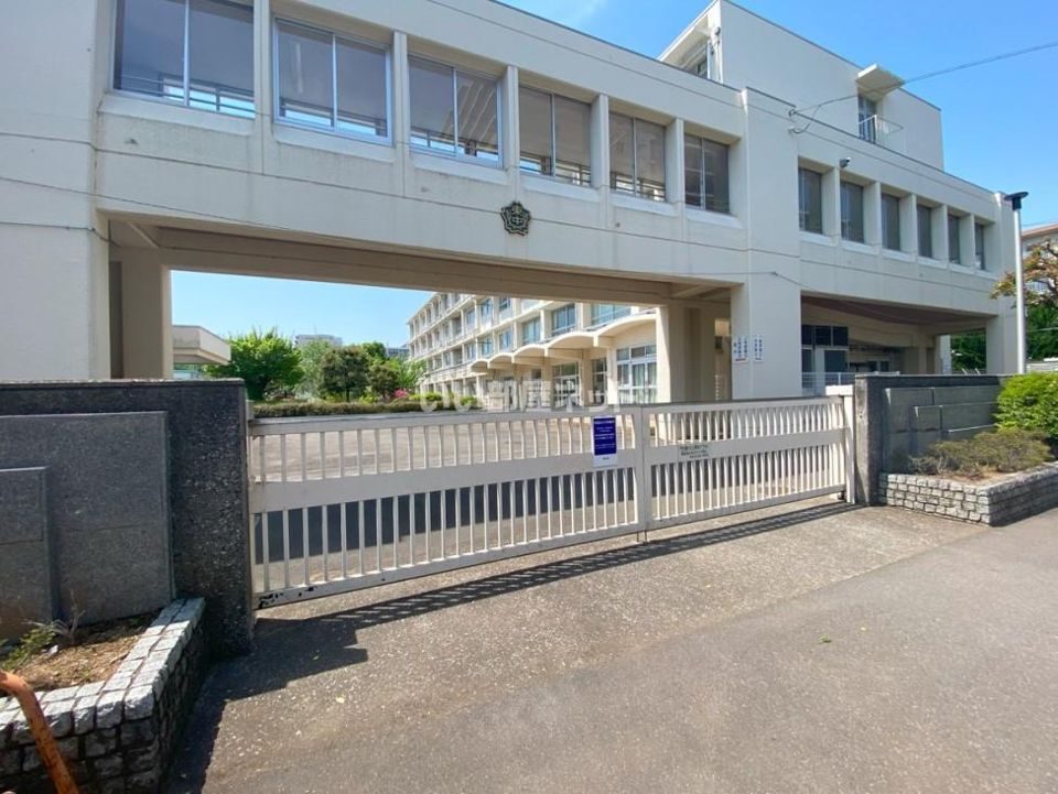 近くの中学校まで1,625m（徒歩21分）
