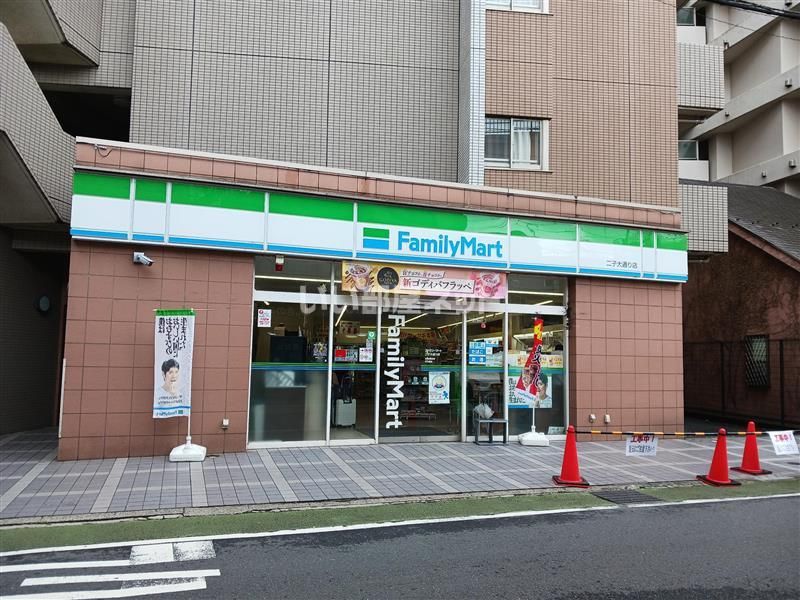 近くのコンビニまで303m（徒歩4分）